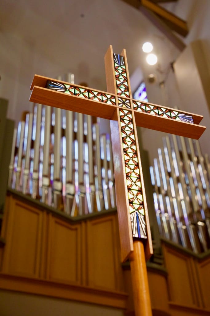 cross and organ at la casa de cristo scottsdale arizona lutheran church music
